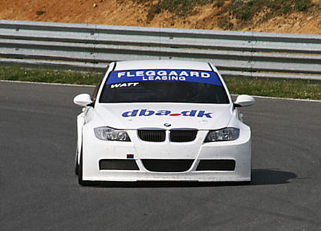 Jason Watt i sin BMW 320si på franske Circuit du Val de Vienne.
